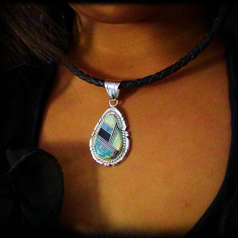 Pendentif Amerindien Zuni Opales et Jeais Noir