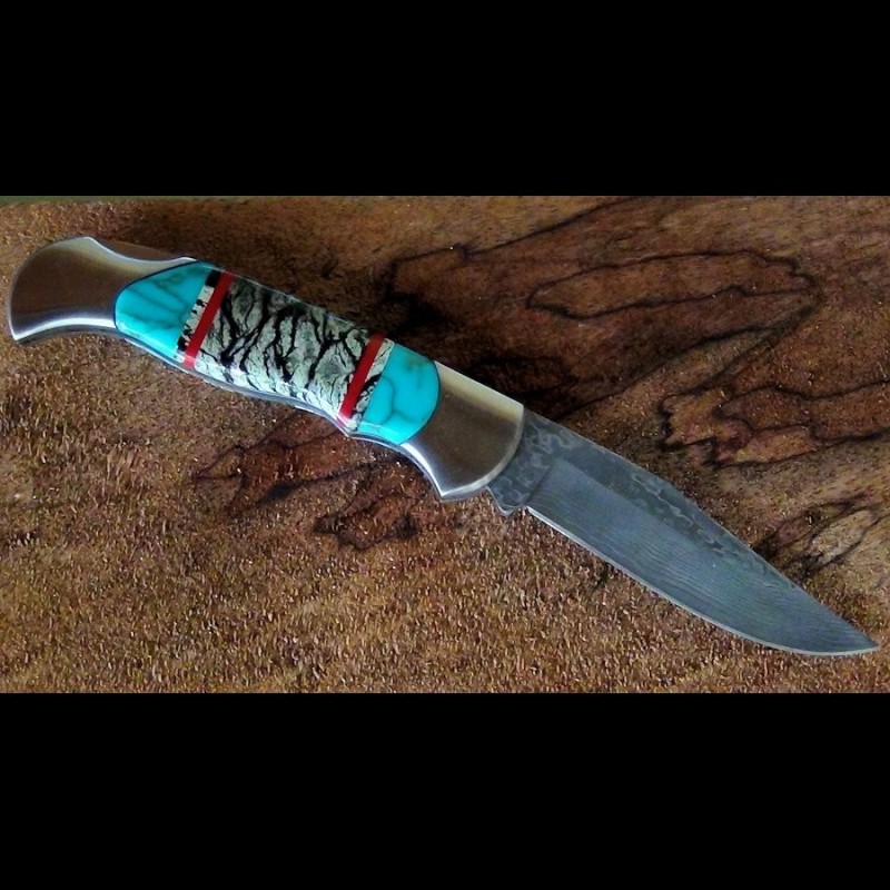 Coltello pieghevole con manico serpentino e turchese