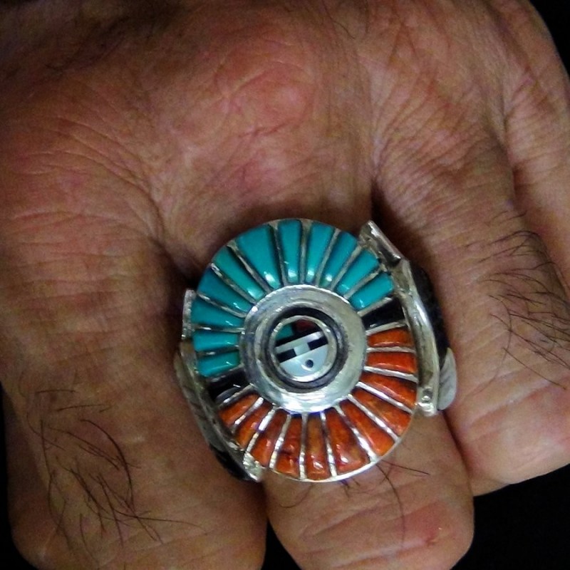 Anello di corallo turchese Zuni del dio del sole dei nativi americani