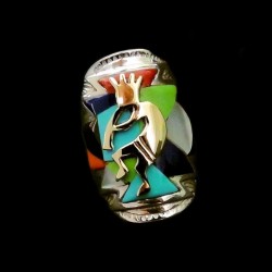Anillo Kokopelli en plata de Ley con fondo multicolor Joyería nativa americana 