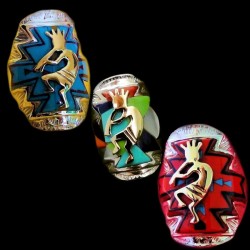 Kokopelli Ring aus 925er Silber auf mehrfarbigem Hintergrund