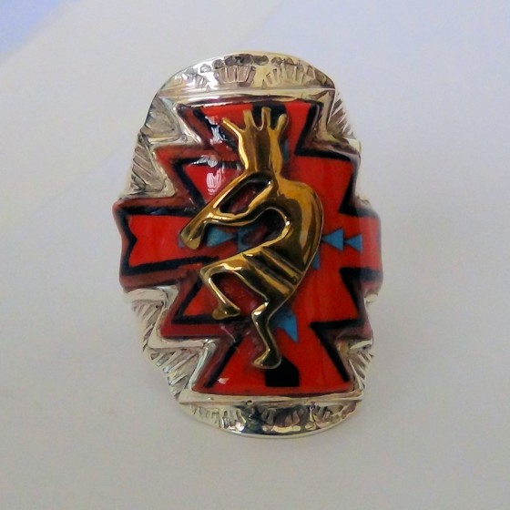 Anello Kokopelli su sfondo...