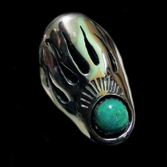 Berenpoot en stenen ring