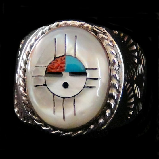 Bague en Argent Dieu Soleil Zuni sur Fond en Nacre