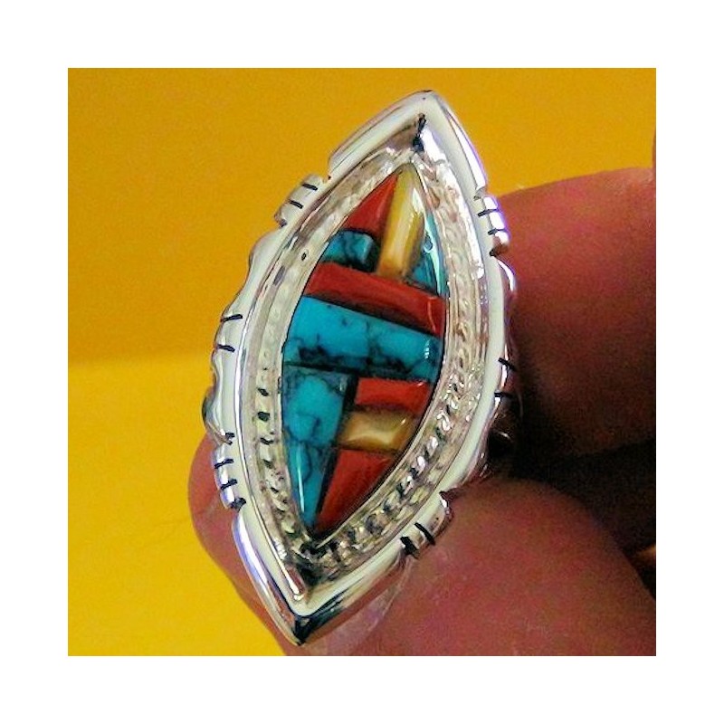 OVAL RING MIT STEINEN