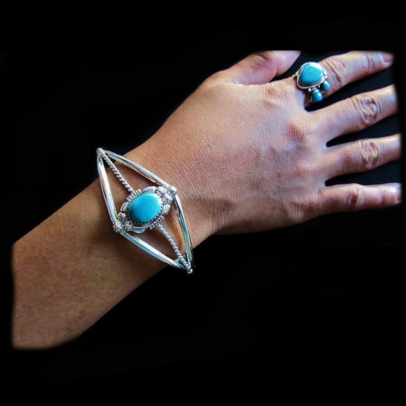 ZUNI STERLING SILBER ARMREIF MIT TÜRKIS