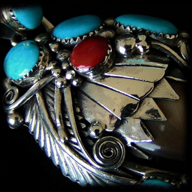 PENDENTIF GRIFFE D`OURS TURQUOISE ET CORAIL