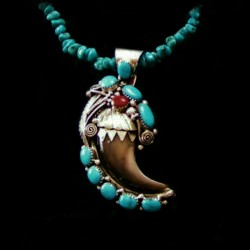 PENDENTIF GRIFFE D`OURS TURQUOISE ET CORAIL