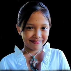 PENDENTIF GRIFFE D`OURS TURQUOISE ET CORAIL