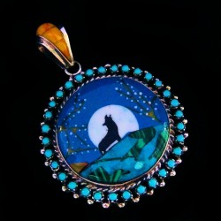 HOWLING WOLF PENDANT